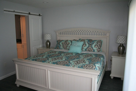 large king size bed with lamps on either side